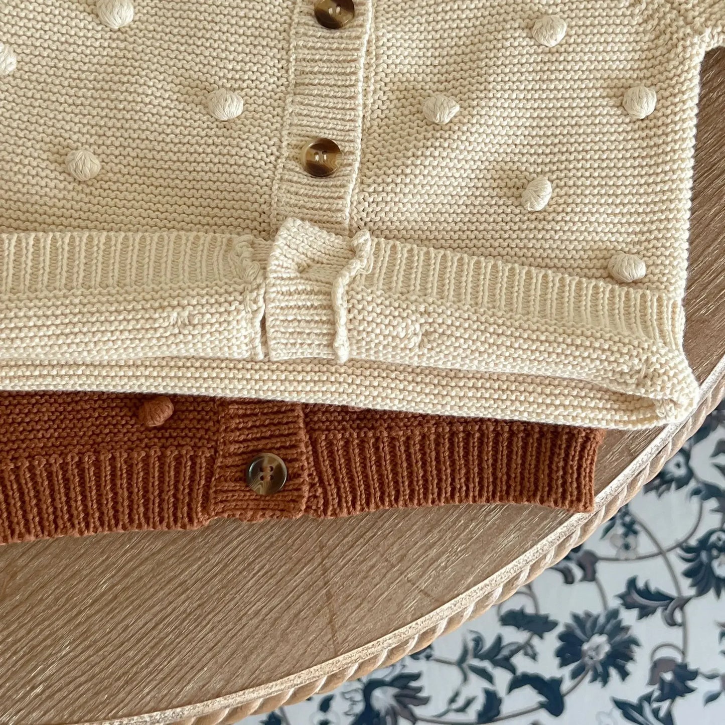 Bawełniany kardigan w dziergane kropeczki