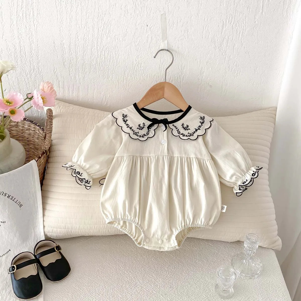 Vintage body niemowlęce z haftowanym kołnierzykiem