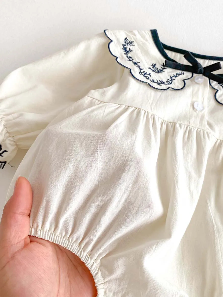 Vintage body niemowlęce z haftowanym kołnierzykiem