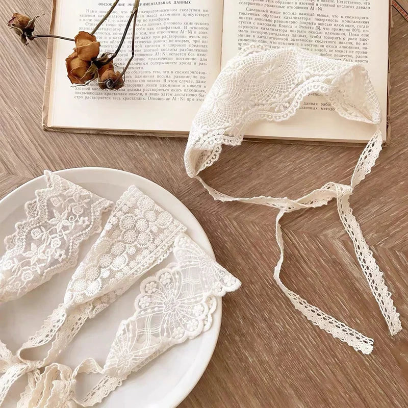 Koronkowe opaski wiązane dla niemowląt w stylu vintage