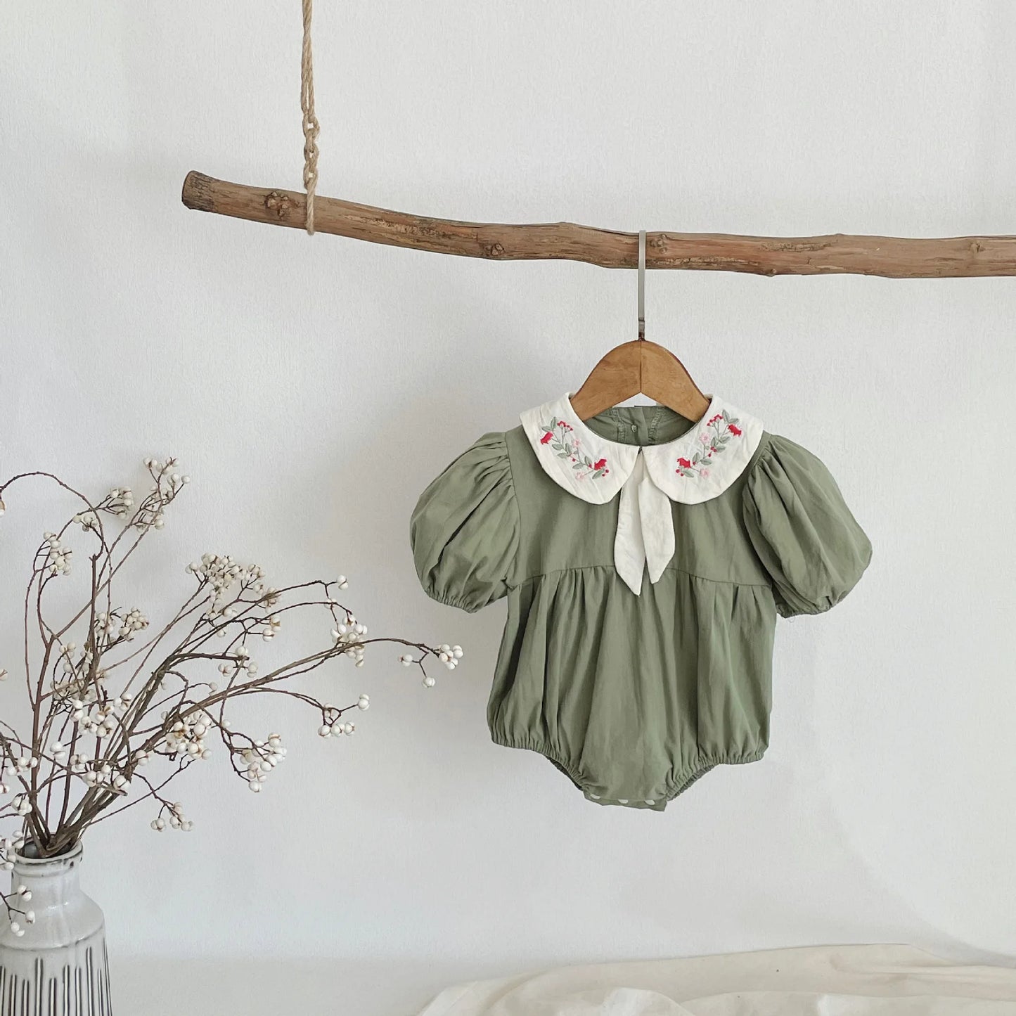 Body niemowlęce z kołnierzykiem i haftem vintage