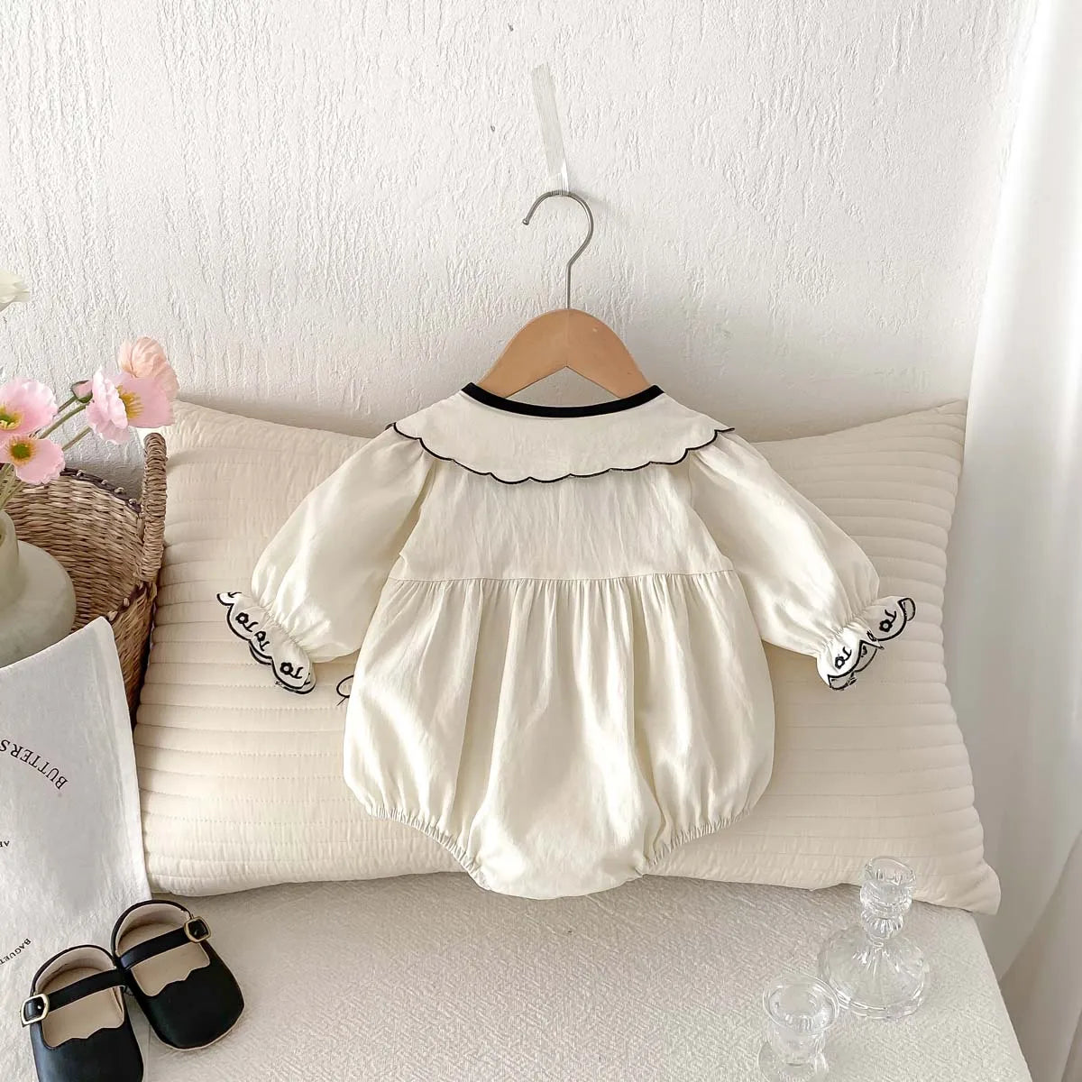 Vintage body niemowlęce z haftowanym kołnierzykiem