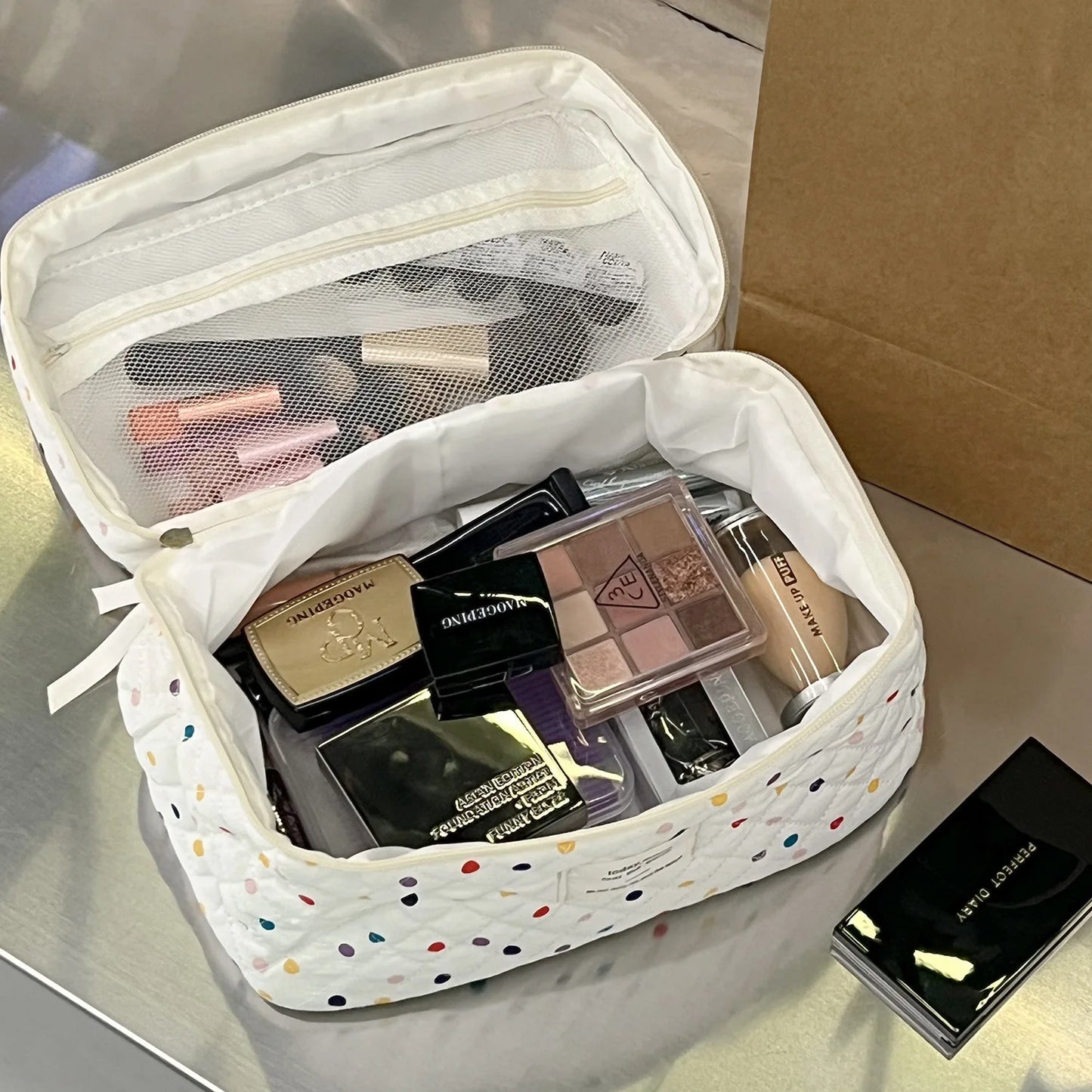 Kosmetyczka organizer pikowana w kolorowe kropki