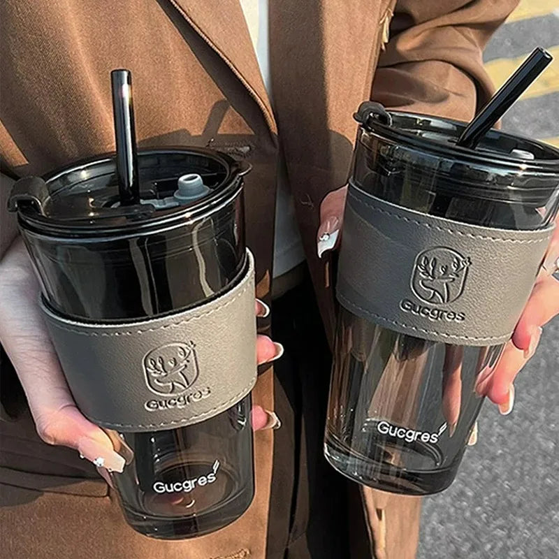 Stylowy szklany kubek ze słomką