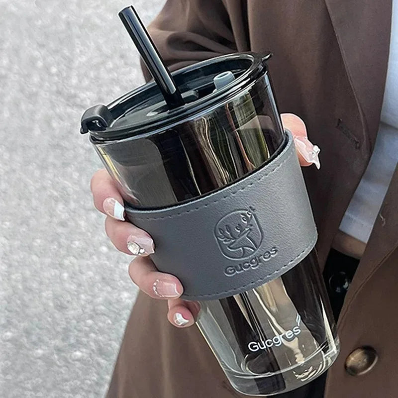 Stylowy szklany kubek ze słomką