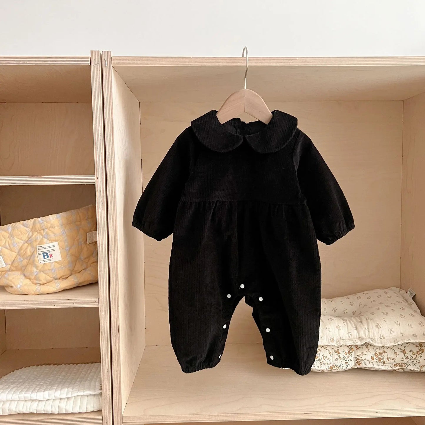 Welurowy rampers z kołnierzykiem