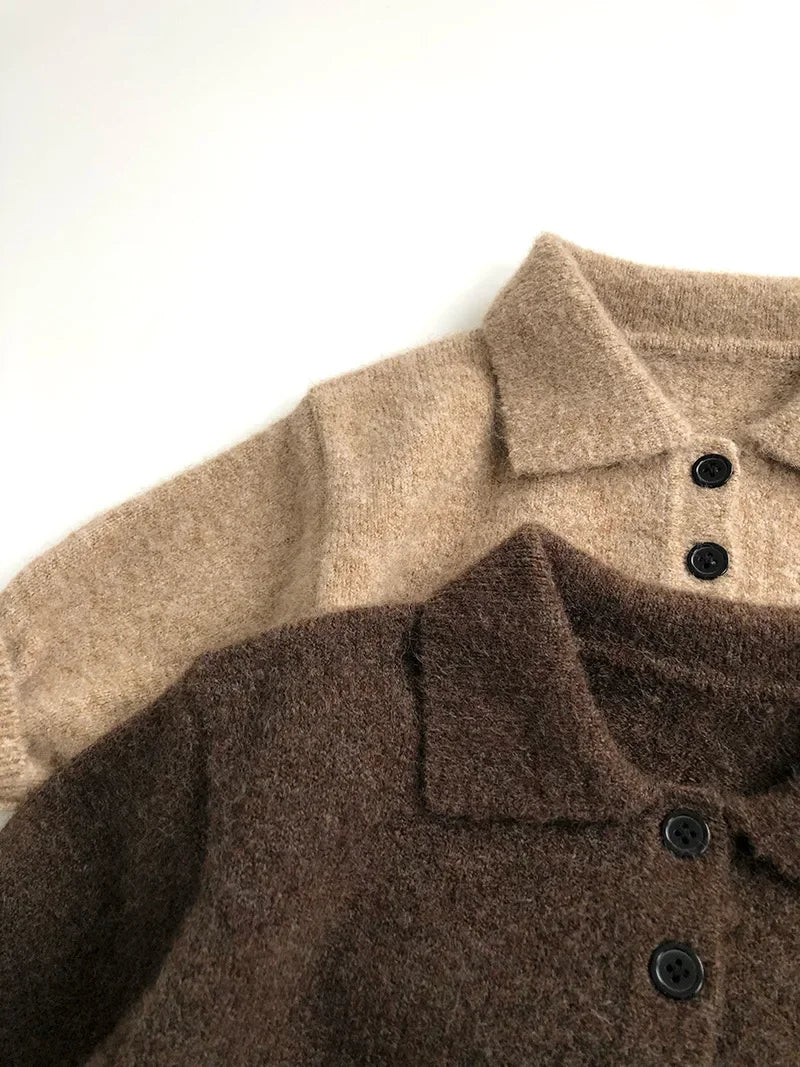 Miękki sweterek niemowlęcy z kołnierzykiem i guzikami – unisex