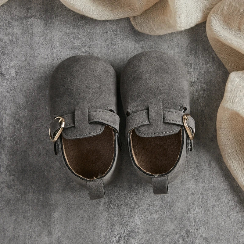 Miękkie, zamszowe buciki niemowlęce niechodki z klamerką