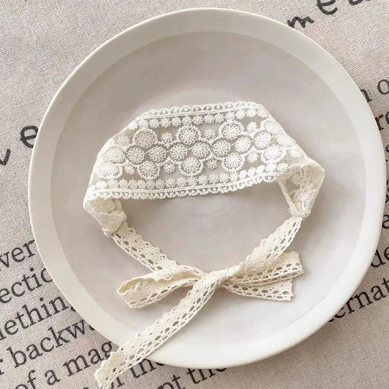 Koronkowe opaski wiązane dla niemowląt w stylu vintage