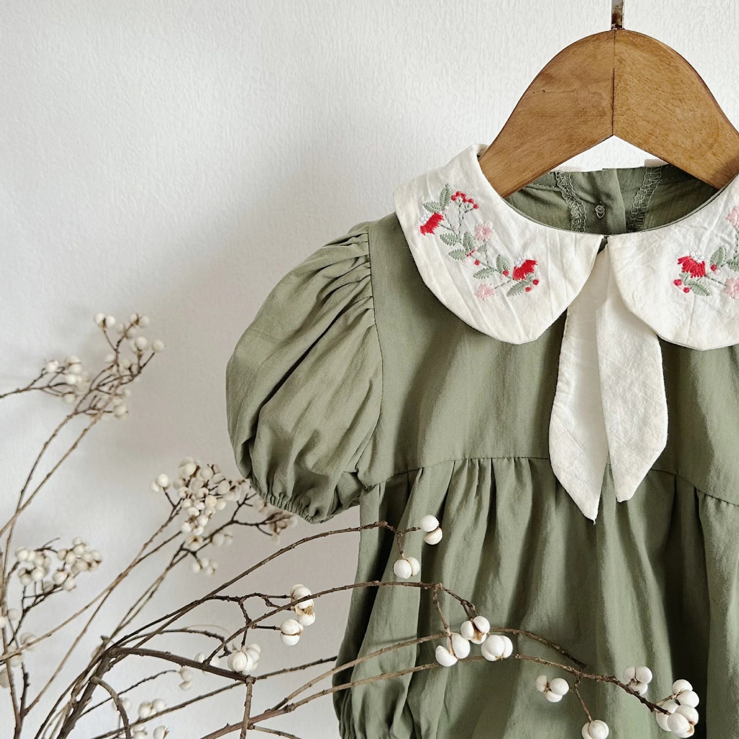 Body niemowlęce z kołnierzykiem i haftem vintage