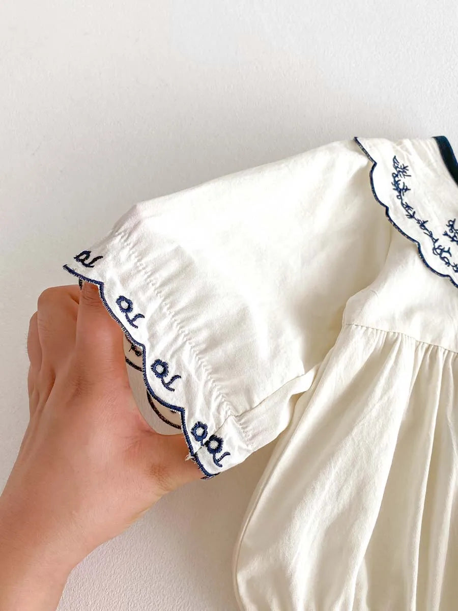 Vintage body niemowlęce z haftowanym kołnierzykiem