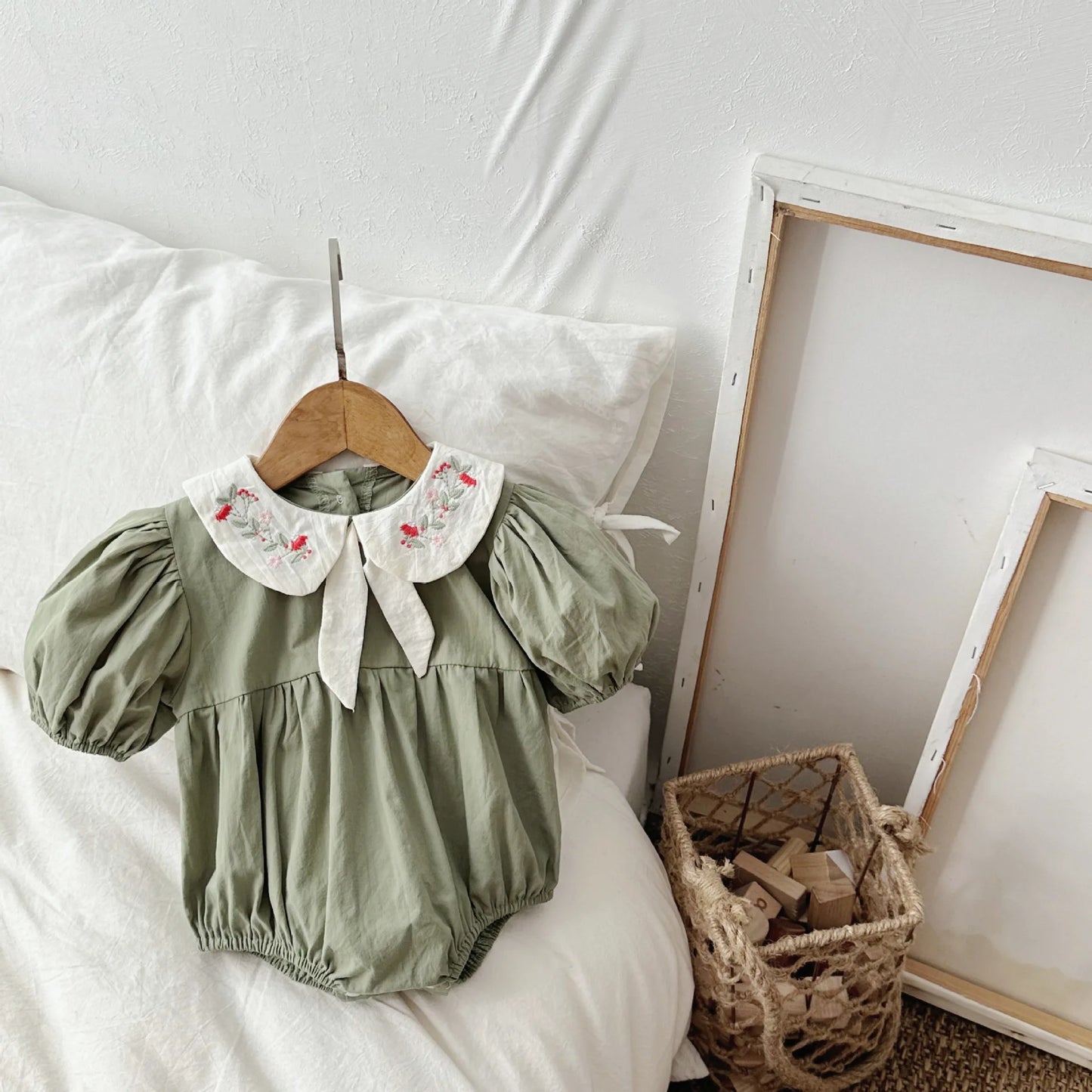 Body niemowlęce z kołnierzykiem i haftem vintage