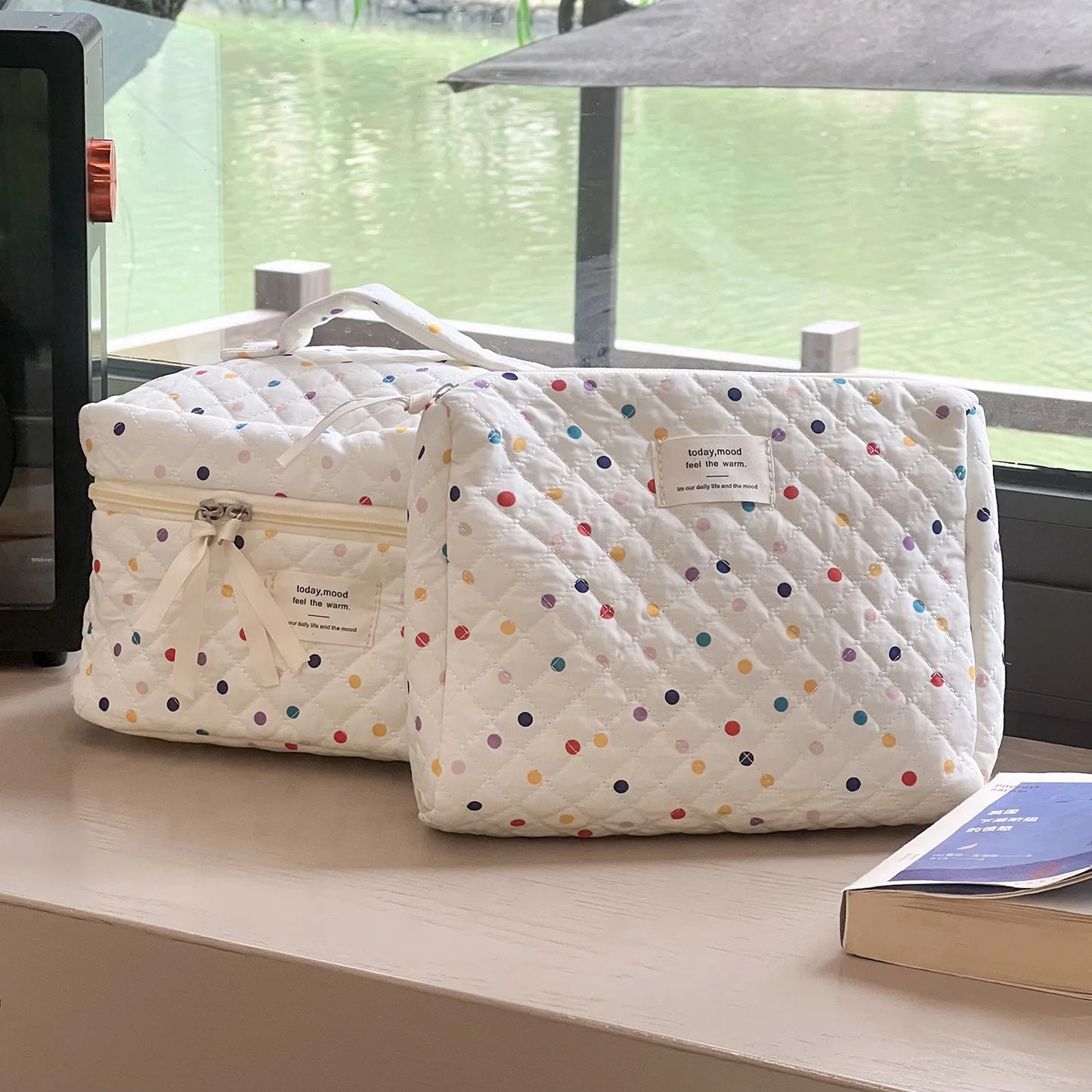 Kosmetyczka organizer pikowana w kolorowe kropki